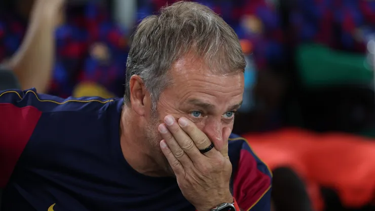 Flick vem tendo problema para montar a defesa no Barcelona. Foto: Timothy Rogers/Getty Images)