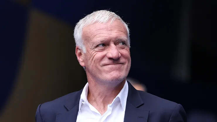 Didier Deschamps, técnico da França, entra em campo para a inspeção do gramado antes da disputa do terceiro lugar da Copa do Mundo da FIFA 2026 entre França e Inglaterra, no Estádio de Miami, em 18 de julho de 2026, em Miami Gardens, Flórida. (Foto de Buda Mendes/Getty Images)