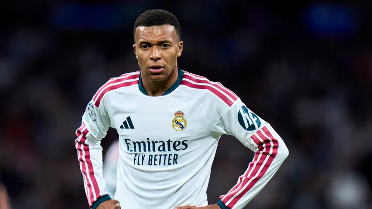 Kylian Mbappé, do Real Madrid CF, observa durante a partida da 3ª rodada da fase de grupos da UEFA Champions League 2026/27 entre Real Madrid CF e RB Leipzig, no Estádio Santiago Bernabéu, em 21 de outubro de 2026, em Madri, Espanha. (Foto de Diego Souto/Getty Images)
