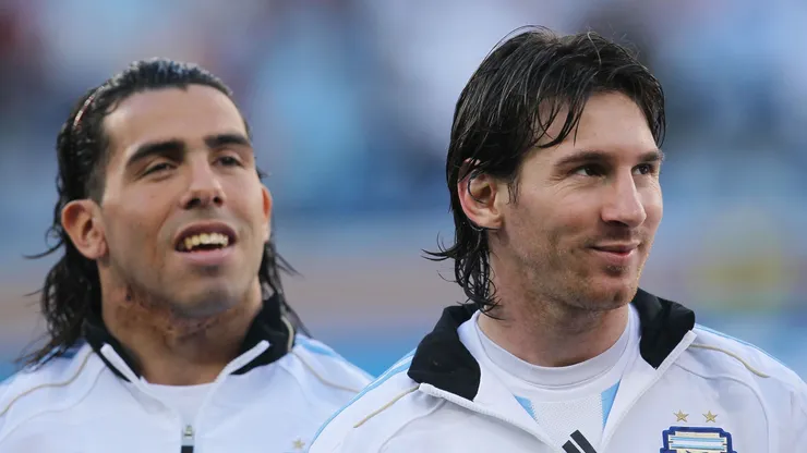 Carlos Tevez e Lionel Messi, da Argentina, antes da partida das quartas de final da Copa do Mundo FIFA África do Sul 2010 entre Argentina e Alemanha, no Estádio Green Point, em 3 de julho de 2010, na Cidade do Cabo, África do Sul. (Foto de Chris McGrath/Getty Images)