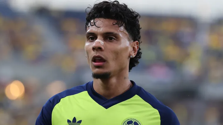 Richard Rios sai lesionado após lance forte na Arábia. Foto: Leonardo Fernandez/Getty Images)